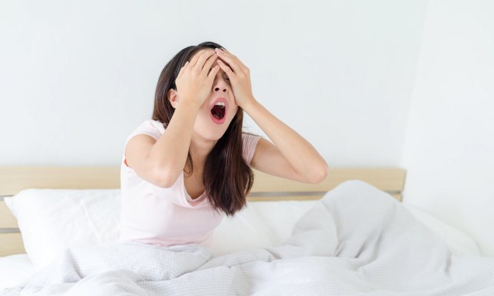 아침에 침대에서 막 깨어 얼굴을 감싼 모습